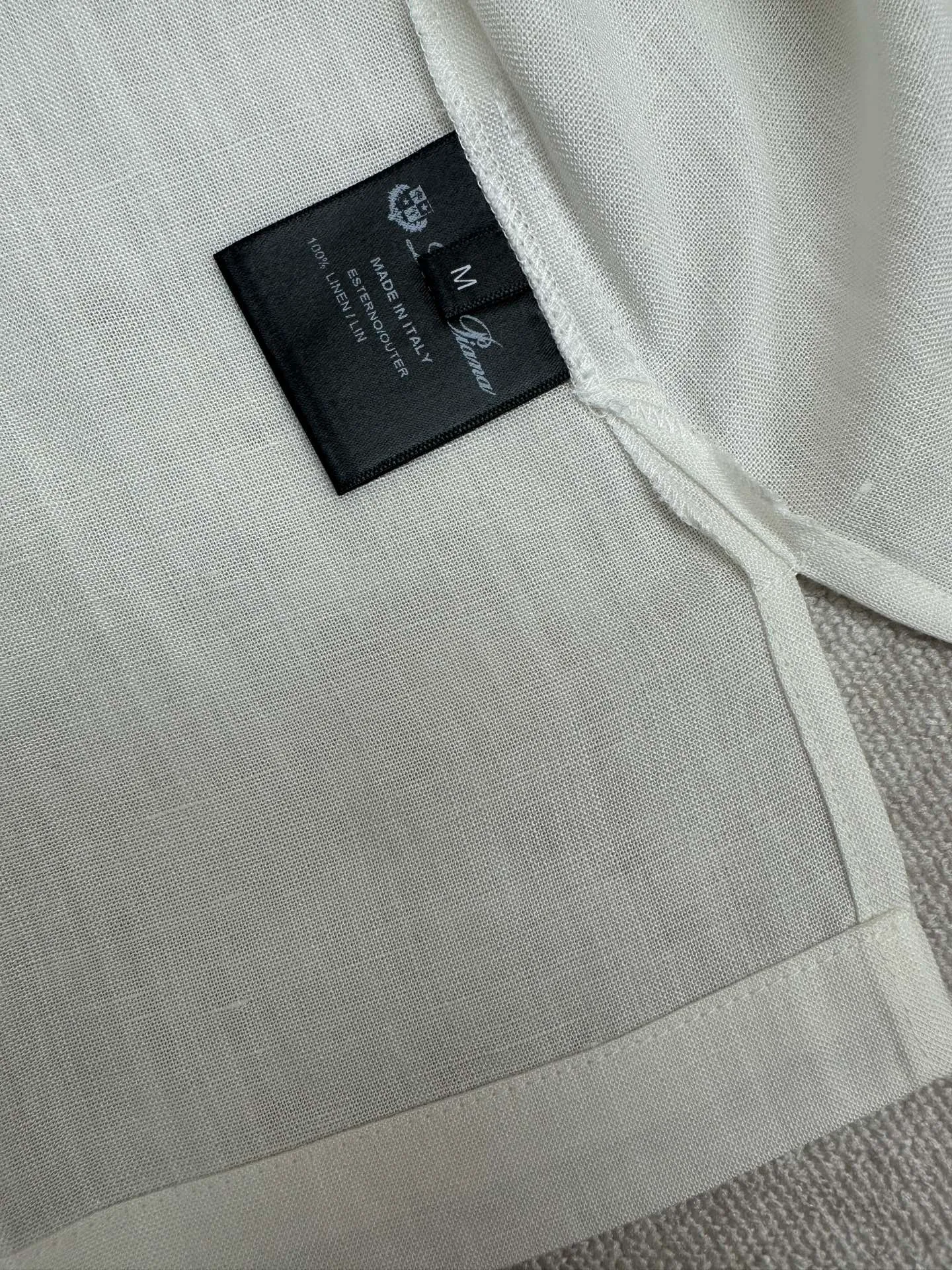 LP 26 New Arrival linen short-sleeved Polo shirt is a light luxury item made in Italy. It features a relaxed and elegant "old money style" tone, and uses simple design and natural fabrics to interpret the high-end feel of summer. The style adopts a Classic small lapel + single-button half placket design, which is neat and casual. It is matched with a slightly loose straight cut and a short-sleeved silhouette, taking into account comfort and neat lines. It does not flatter the body shape and hides the muscles to look slimmer. Available in navy blue and white, it is suitable for a variety of wearing scenarios, whether it is daily casual or light business occasions. The fabric is made of 100% linen, with natural texture and breathable holes. It has excellent moisture absorption and heat dissipation. It is dry and not sweaty when worn in summer, and has a natural drape when worn. It is an ideal choice for summer commuting and vacation. There is no unnecessary decoration on the whole, and the fabric texture and neat tailoring are the key to winning. It is low-key and durable, and can easily create an effortless high-end outfit. Sizes: M.L.XL.XXL.